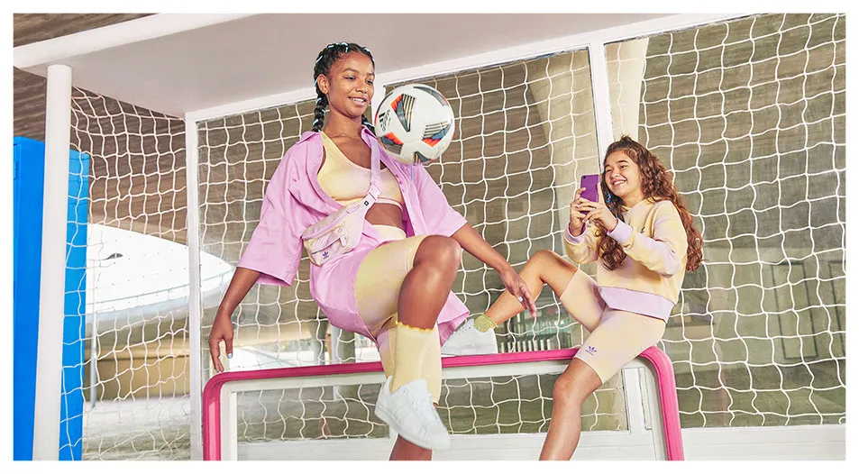 <center><b>ΚΟΡΙΤΣΙΑ</b></center>