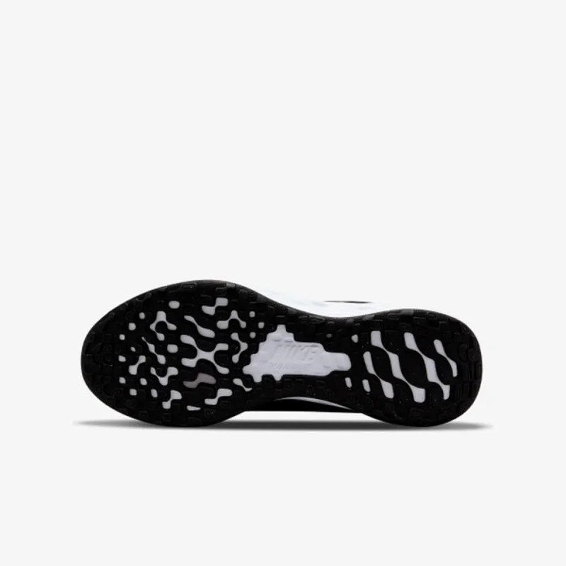 Nike Revolution 6 SE 