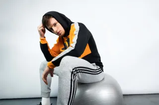 adidas ESSENTIALS COLORBLOCK 